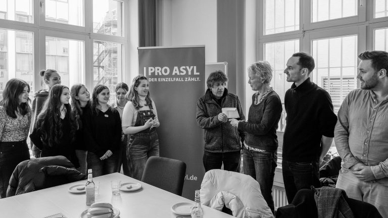 Das Team „Schule ohne Rassismus/Schule mit Courage“ besucht Pro Asyl in Frankfurt